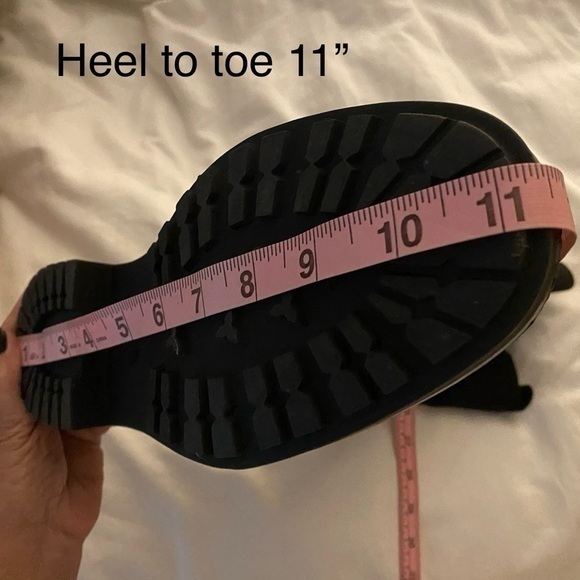 Zara Black Chelsea Boots Side elastic goring Back pull tab Rounded toe Lug‎ sole - Picture 9 of 12